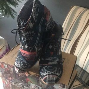 Black Jacquard Wedge